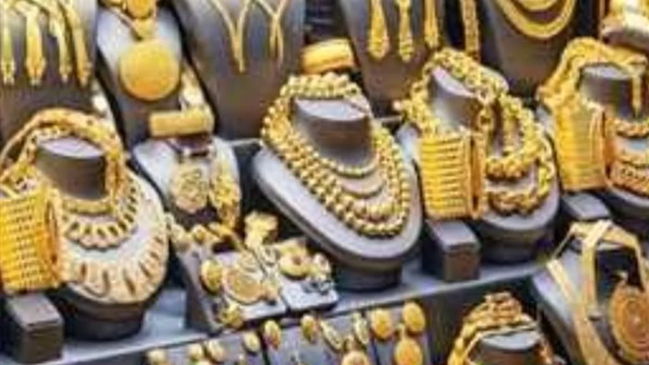 الذهب في مصر يتراجع 1.5% وسط تقلبات الدولار المستمرة